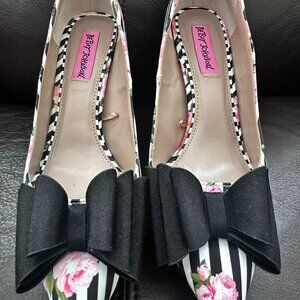 Betsey Johnson Ladies' Stylish Pumps!